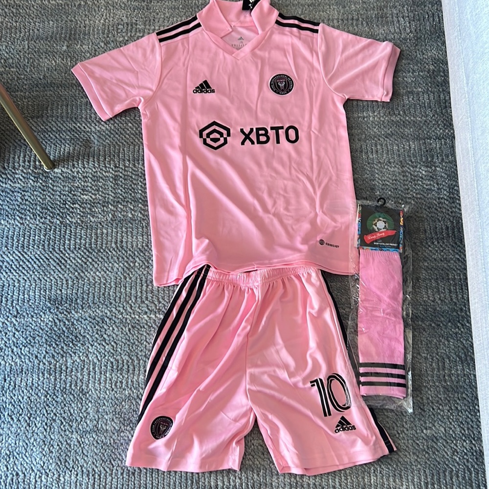 NWT Big Boys Messi InterMiami soccer kit: Shirt, shorts and socks. Size 28 waist